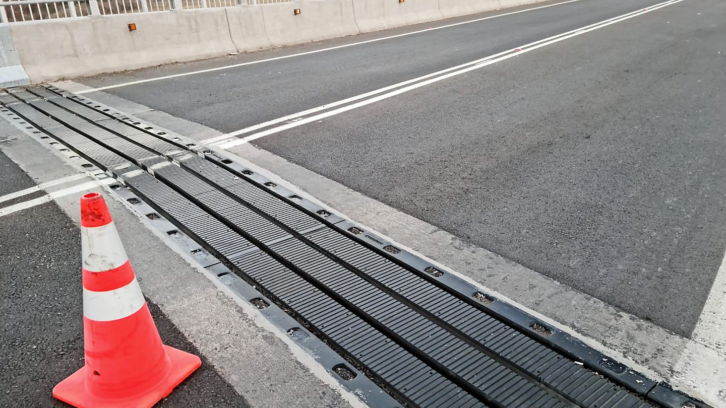 Junta de dilatación terminada en calzada de autopista, con tránsito habilitado