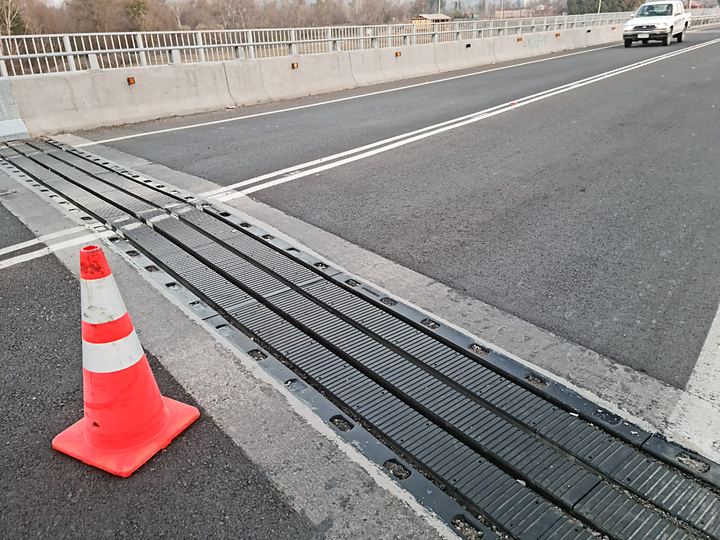 Junta de dilatación terminada en calzada con tránsito habilitado