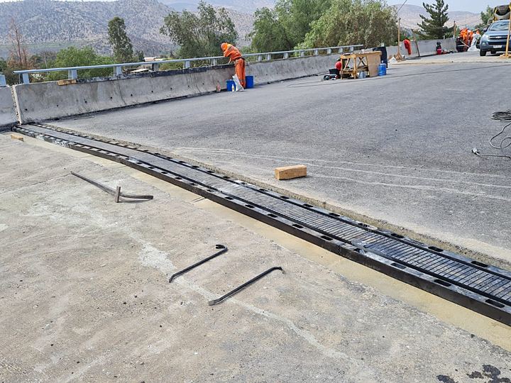 Faena sobre tablero de puente con equipo en terreno