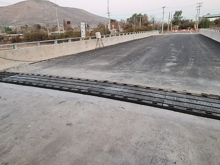 Puente con junta ejecutada y calzada entregada a servicio