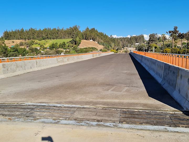 Puente terminado con barandas y junta instalada