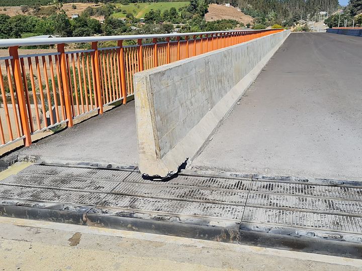 Detalle de junta de dilatación en el encuentro con la baranda