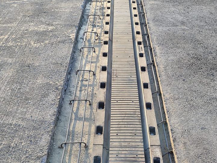 Junta instalada sobre calzada de hormigón