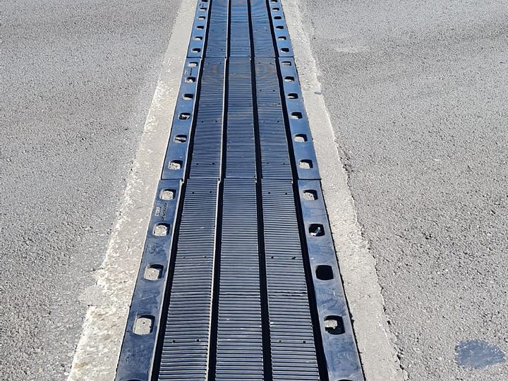 Junta terminada en calzada de autopista