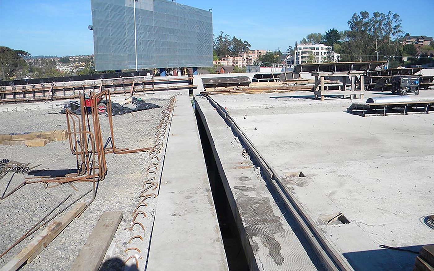 Puente Alessandri en Concepción durante la instalación de juntas de dilatación