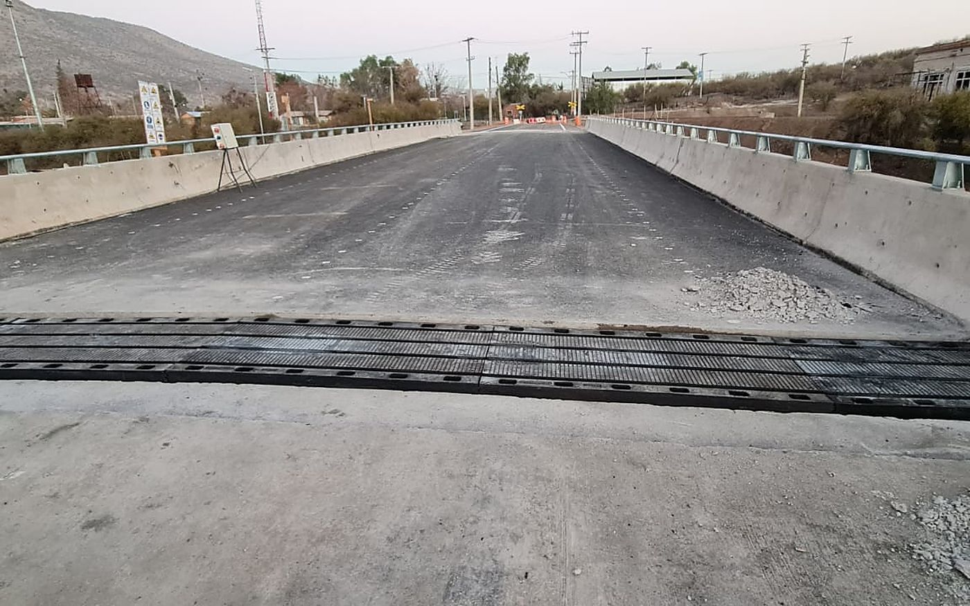 Calzada de puente con junta de dilatación instalada en los proyectos de Til Til