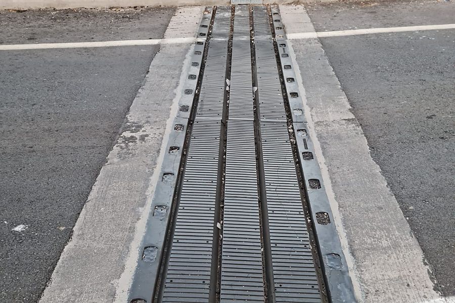 Junta de dilatación metálica instalada en el tablero de un puente
