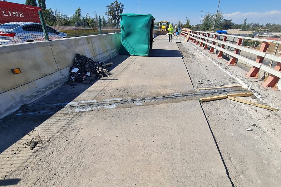 Trabajo de reparación sobre una junta de puente con herramienta manual